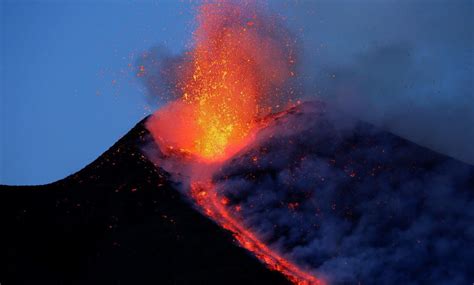 W ciągu kilku dni na islandii odnotowano ponad 700 trzęsień ziemi, a największe miało siłę 3,4 stopnia w skali richtera. Włochy. Wybuch wulkanu Etna. 10 osób rannych