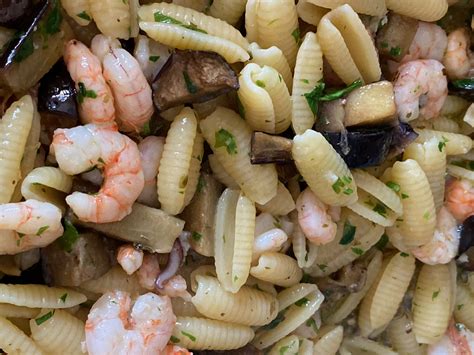 Nella padella in cui avete cotto i gamberetti, aggiungete sia la crema di melanzane sia le melanzane a cubetti fritte ed. Gli gnocchetti sardi con i gamberi e le melanzane