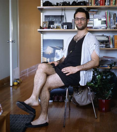 C'est avec ce jeune homme que cette femme cougar va combler son appétit de bite mais pour combien de temps? Ces hommes sont habillés avec les vêtements de leur femme