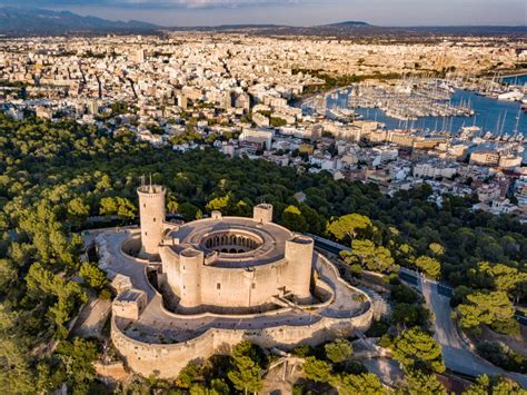 Unsere immobilienagentur in palma de mallorca berät sie beim kauf einer wohnung an jedem ort, sowohl in der hauptstadt als auch im restlichen teil der insel. Castell de Bellver, Palma de Mallorca, Spain