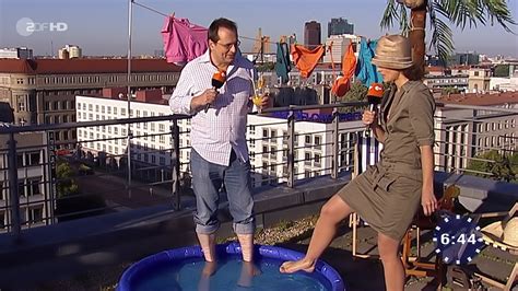 Anja reschke und adrian pflug erklären, wie das geht. Anja Heyde's Feet