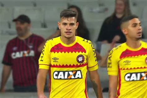 Jogadores como bellini, djalma santos, kleberson, paulo rink, oseas e washington vestiram a camisa do. Com camisa amarela, Atlético-PR sinaliza pela 2ª vez apoio ...