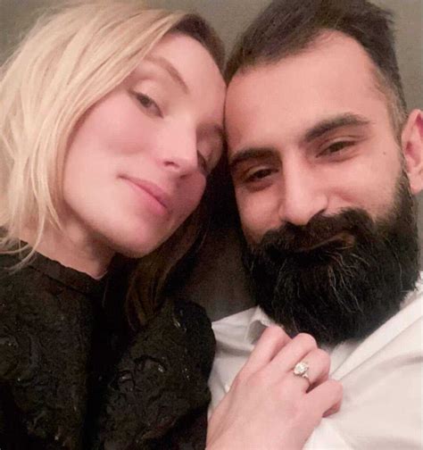 Bali è arrivato in svezia non accompagnato dall'iran all'età di 3 anni e ha vissuto la maggior parte della sua infanzia in diverse famiglie affidatarie. Hanif Bali har friat till fästmön Linnea Lundgren ...