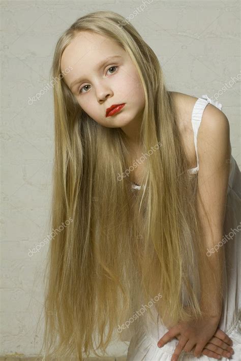 24 short haircuts and hairstyles to inspire your new look. Young girl fashion model with long blond hair — Stock Photo © Artmim #5099103