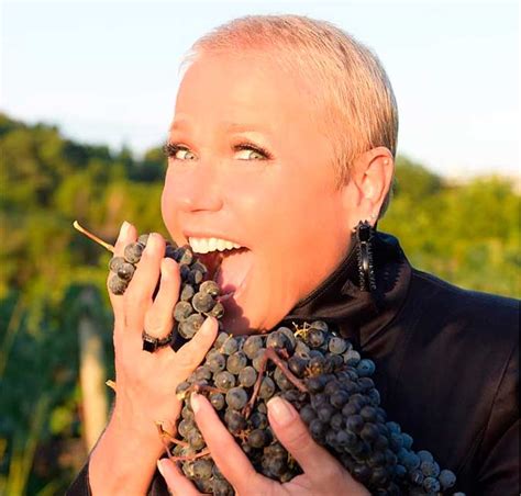 Super xuxa contra o baixo astral. Xuxa Meneghel devora sanduíche com alface no lugar do pão ...