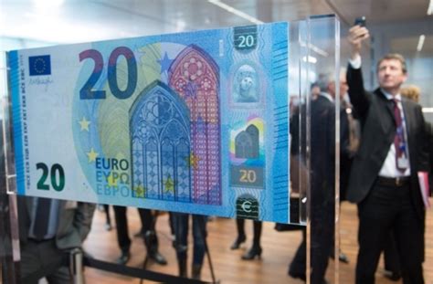 Das wird von nun an standardmäßig bei dem geldschein anders sein. Hologramm mit Porträt-Fenster: Neuer 20-Euro-Schein ...