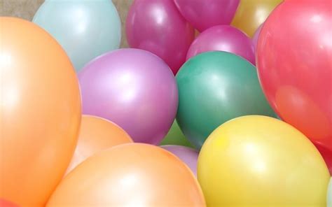 Lot de ballons alu multicolores avec le texte 'happy birthday'. Comment faire un panier de Pâques avec un ballon et une ficelle de sucre. - Fiche pratique sur ...