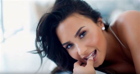 Demetria devonne demi lovato was born on august 20, 1992 in albuquerque, new mexico and raised in dallas, texas to dianna de la garza, a former dallas cowboys cheerleader & patrick martin lovato, an engineer and musician. Trailer: Demi Lovato's Youtube Tell-All Documentary ...