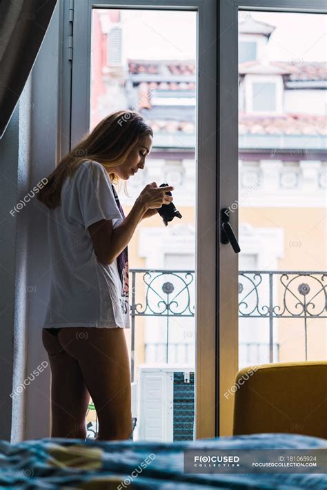 Viele sind nirgendwo so richtig zu hause. Seitenansicht der Fotografin Frau beobachtet durch Kamera ...