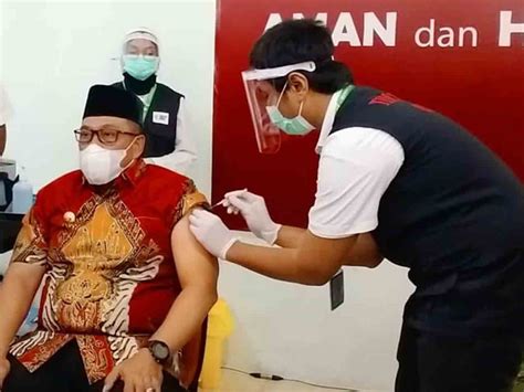 Satu dosis vaksin memang dapat memberi perlindungan dari virus korona. Ini Kesan Gubernur Maluku Usai Disuntik Vaksin Covid-19 ...