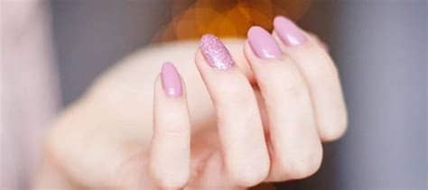 Para hacer este tipo de manicura (como hemos mencionado) se utiliza un esmalte de uñas mezclado con un gel. Cómo hacer la manicura permanente en tu casa | Limpieza 10