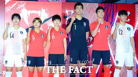 올림픽 대표팀 2차 소집 명단(총 23명). TF포토 새 유니폼 입은 '남녀 축구대표팀' - 포토 > 기사 - 더팩트