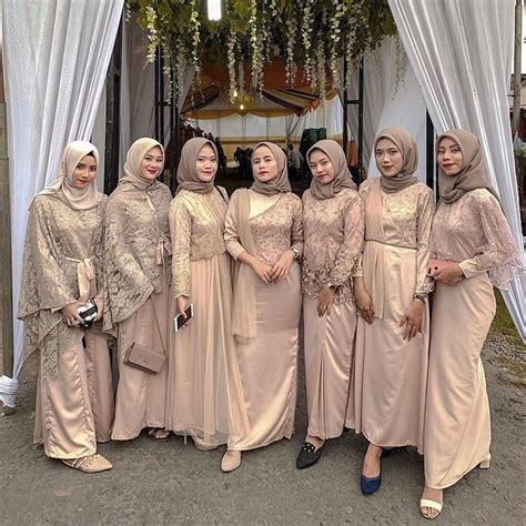 Berikut ini beberapa contoh desain dari model baju kebaya jumputan atau yang juga disebut sebagai kebaya kartini modern yang cantik dan mempesona! bridesmaid dresses hijab muslim simple | bridesmaid dresses hijab style | bridesmaid dresses ...