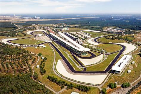 Michael schumacher (red car) passes kimi räikkönen at the 2006 brazilian gp. F1 Circuits Worldwide - Page 75 - SkyscraperCity