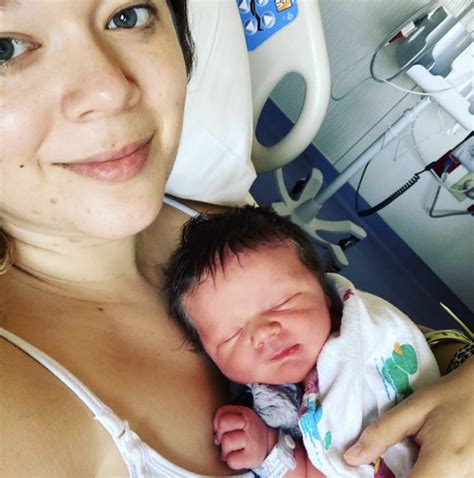 Unsere kleinen sind ein geschenk gottes und es rührt mich immer wieder, wenn ich sehe wie sehr sich junge eltern auf ihr neugeborenes freuen. „BABY IM BETT!": Mutter bringt Sohn im Schlaf zur Welt