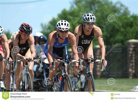 These tri bikes are also your ticket to the final leg of the race. Vrouwen triathlon redactionele fotografie. Afbeelding ...