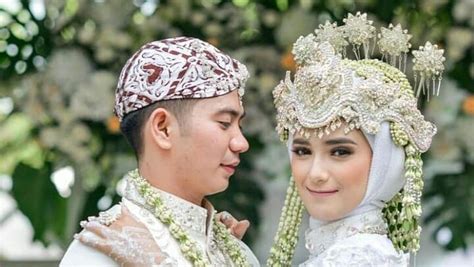 Terbaru, rizki unggah potret dirinya berdua dengan lesti di instagram. Senyum Bahagia Rizki DA dan Istri Cantik Jadi Pengantin Baru - Foto 1