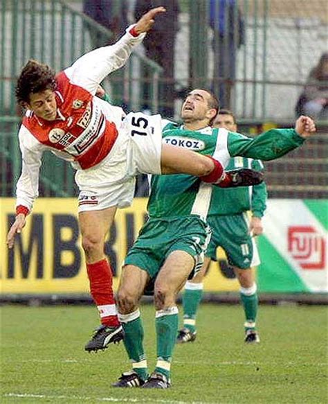 Its colours are green and white. Virtuální Ďolíček - oficiální stránky Bohemians Praha 1905