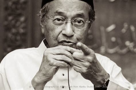 Bekas perdana menteri, tun dr mahathir mohamad mengingatkan pemimpin kerajaan supaya menunjukkan teladan baik dengan mematuhi peraturan ditetapkan sepanjang tempoh perintah kawalan pergerakan (pkp). 1 Malaysia: ucapan Tun Dr Mahathir yg paling bernas dan ...