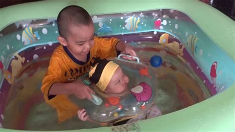 Kolam renang baby spa yang menggunakan fiberglass. Serunya Berenang di Rumah dengan Kolam Renang Bayi - Baby ...