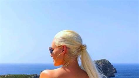 Daniela katzenberger musste am dienstag in eine klinik auf mallorca eingeliefert werden. Daniela Katzenberger zeigt oben ohne erneut viel Haut ...