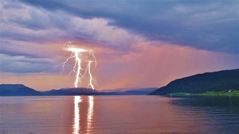 Ifølge gammel dansk folketro frembringes lyn og torden af tordenguden thor, når han kører med sin vogn over himlen og svinger sin hammer, mjølner lavet af: Torden og lyn herjet med Fosen -Fosna-Folket