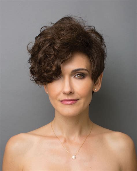 We love all of the piecey layers that you can spike upward or opt to keep. Dramatic tapered and asymmetric style with curly layers that gradually fall to the side of the ...