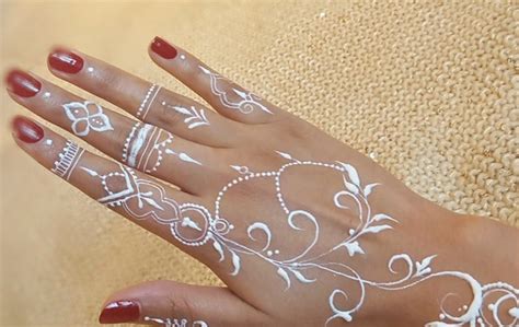 Kumpulan gambar henna tangan lengkap beserta cara membuatnya, tentunya bisa menjadikan referensi dan inspirasi bagi pemula atau seni yang dihasilkan dari henna ini terdapat banyak sekali, misalnya henna tangan atau inai tangan, henna kaki, henna pengantin, henna telapak tangan, dan. Henna Tangan Simple Dan Cantik - Modern