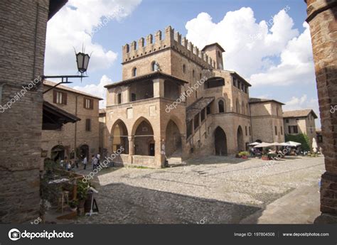 The time now bietet genaue (us netzwerk für uhren) synchronisierte zeiten und service in piacenza, italien. Arquato Piacenza Italien Altstadt — Stockfoto © stanga190 ...