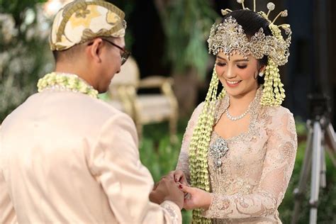 Seserahan adat sunda merupakan sebuah tradisi yang diwariskan turun temurun dari leluhur. Pernikahan Adat Sunda dengan Nuansa Garden | Pernikahan ...