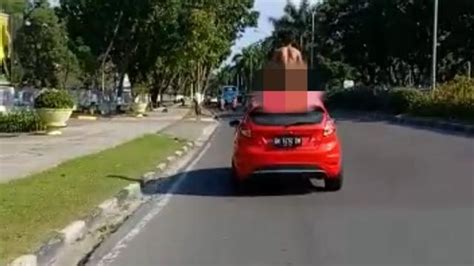 Maybe you would like to learn more about one of these? Aksi Orang dengan Gangguan Jiwa Telanjang di Atas Mobil ...