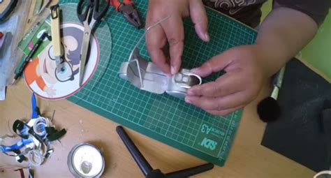 Menurut kang ujang, awalnya ia sempat frustrasi namun jiwa kreatifnya tak berhenti begitu saja. Cara Membuat Miniatur Vespa Dari Kaleng Bekas Pakai ...