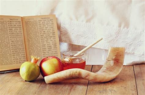 The 'ch' is for the letter 'ח' (chet), which does not have an english equivalent and may be hard to pronounce if you have not grown up with it. Pin on Happy Rosh Hashanah