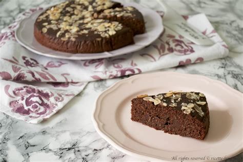 Avevo tantissimo cioccolato da smaltire, quindi oggi ho deciso di preparare questa golosa torta al cioccolato bimby, alta e soffice. Torta al cioccolato vegana Bimby • Ricette Bimby