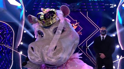 1979 wurde er als nelson nutakor in ghana geboren, aufgewachsen ist er bei einer deutschen pflegefamilie. The Masked Singer: Nelson Müller entpuppt sich als ...