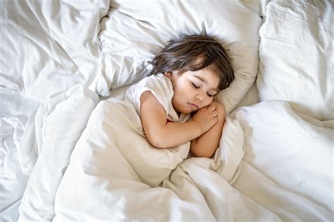 Ein vierjähriger hat sich alleine angezogen und möchte im winter. Eine gesunde Entwicklung bei Kindern fördern durch ...