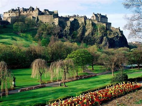 Szkocja od lat przyciąga turystów aktywnych, kochających dzikość i przyrodę, pragnących spędzić urlop w stylu odmiennym od wakacyjnej sztampy. Szkocja, Zamek Na Pulpit