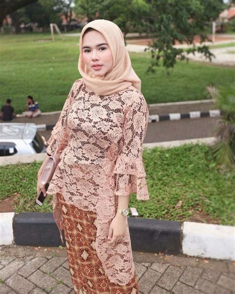 Model kebaya bali dengan brokat putih dipadu dengan kain bermotif cantik cocok digunakan untuk acara formal. Model Brokat Dengan Kain Adat.terusan.com : 30+ Model ...