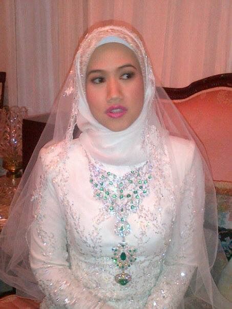 Tengku temenggong kelantan, tengku muhammad fakhry petra ditahan oleh sepasukan anggota dan pegawai polis semasa kejadian, turut berada dalam sebuah daripada kenderaan rombongan itu ialah sultan kelantan, tuanku ismail petra dan raja perempuan, tengku anis tengku abdul hamid. WARISAN RAJA & PERMAISURI MELAYU: Istiadat Perkahwinan ...