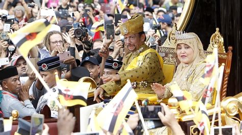 This opens in a new window. El sultán de Brunei celebra los fastos de sus 50 años en ...