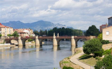 Miranda de ebro es la segunda ciudad más poblada de la provincia de burgos, después de su capital, y presenta un marcado carácter industrial, siendo la industria química y papelera sus dos máximos exponentes. Río Ebro, Miranda de Ebro | Ebro, Viajes, Río