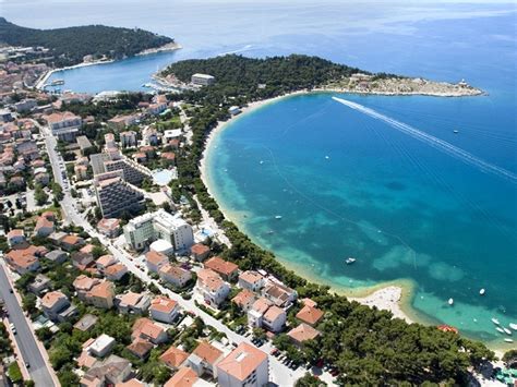 A pie, en la playa se las playas de arena en croacia no son comunes a lo largo de las costas rocosas del país, y los que. La playa de Makarska, en Croacia