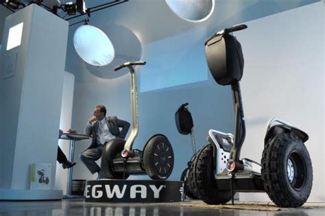 The site owner hides the web page description. 英國巨富賽格威老闆駕自家車墜崖身亡 | Segway | 大紀元