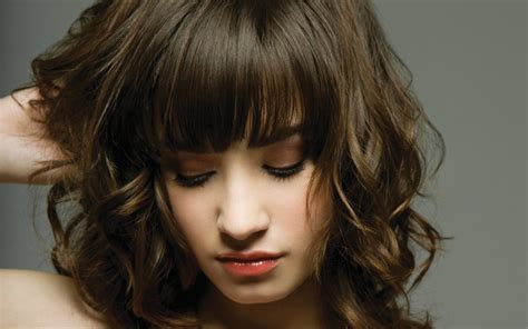 Demi Lovato | Frizzy wavy hair, Medium hair styles, Hair ...