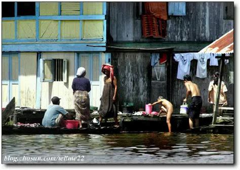 English word sungai(river) occurs in sets: Tua & Tradisionil Nusantara: .mandi sekalian mencuci ...