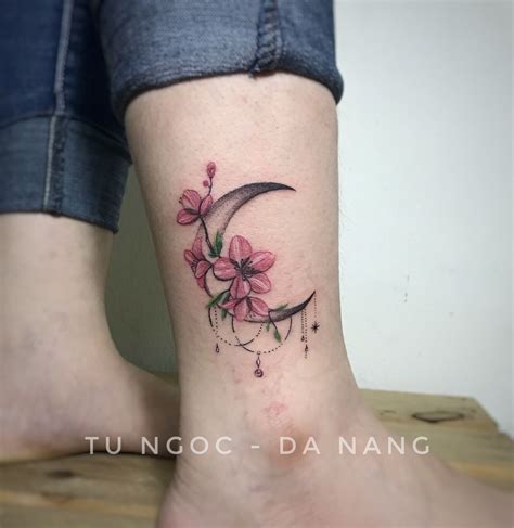 Tattoo xăm hoa cúc nhỏ dễ thương ở cổ chân. Hình xăm ở gót chân | Hình xăm, Xăm, Mini tattoos