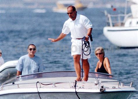 Diana de gales y dodi al fayed fallecieron en parís el 31 de agosto de 1997 después de que el automóvil en el que viajaban se estrellara contra una columna del puente el alma, en parís, tras una persecución de los 'paparazzi' en motocicletas. El carisma de Dodi conquistó a la princesa Diana