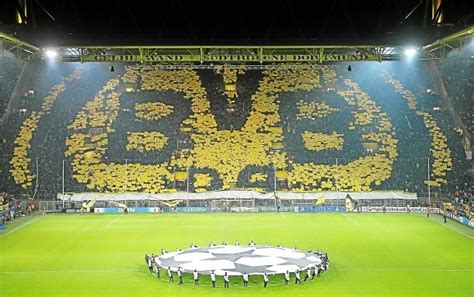 Die fahrt von stade nach dortmund hbf mit dem zug dauert durchschnittlich 4 std 08 min für die rund 268 km. Everton veut son Mur jaune façon Dortmund • OStadium.com
