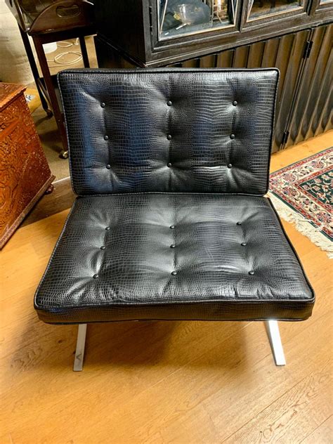 Mies van der Rohe Newly Upholstered Barcelona Chair For Sale at 1stdibs