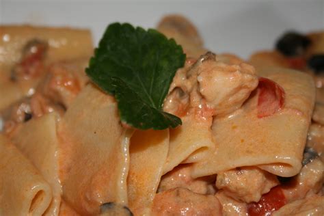 La ricetta dei paccheri alla pescatrice si può cucinare in diversi modi, in base alle dimensioni della rana pescatrice o. MANGIANDO TUTTO: Paccheri alla pescatrice con melenzane e ...